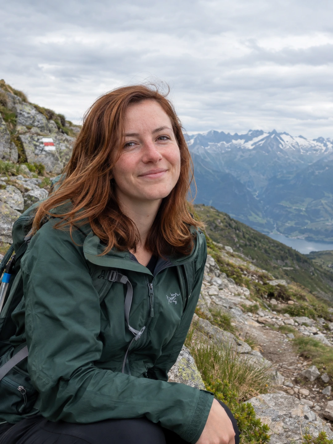 What to Comment on a Hinge Photo: Specific, Natural Examples — PhotoDating portrait example